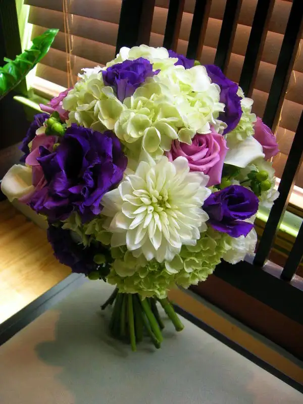 bouquet_green-purple-and-white-round-hand-tie.webp