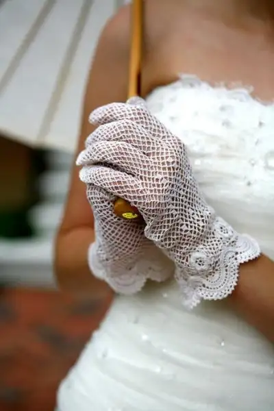 Brides_Cafe_Vintage_Bridal_Gloves.webp