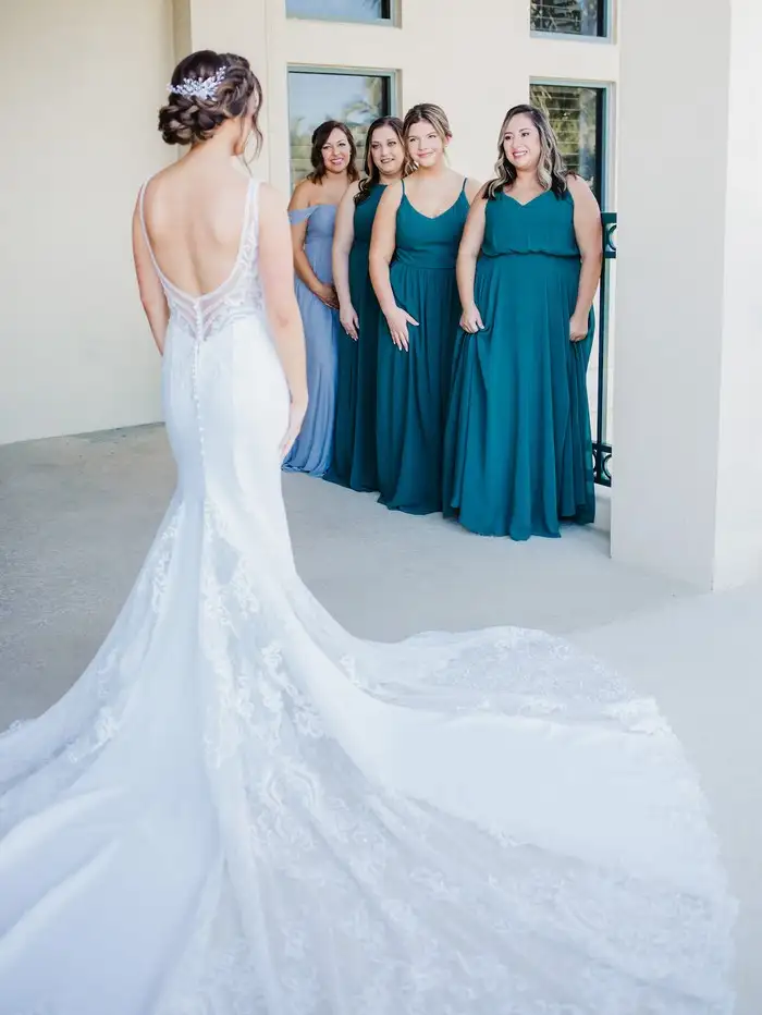 Bridesmaid-first-look-photo-ideas-2.webp