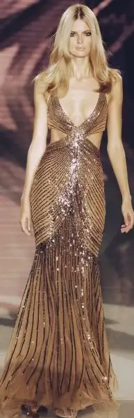 bronz-rengi-uzun-gece-abiye-elbisesi-versace.webp