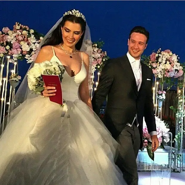 burak-sagyasar-hatice-sendil-dugun-evlilik-davet-mayis-2015-20.webp