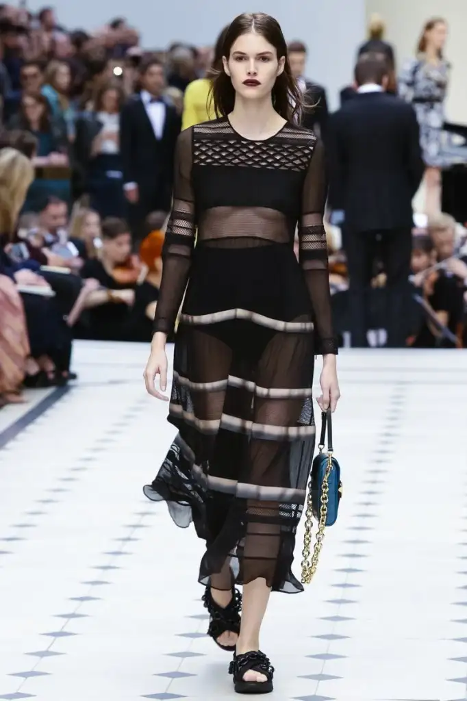 burberry-defilesi-2016-ilkbahar-yaz-14.webp