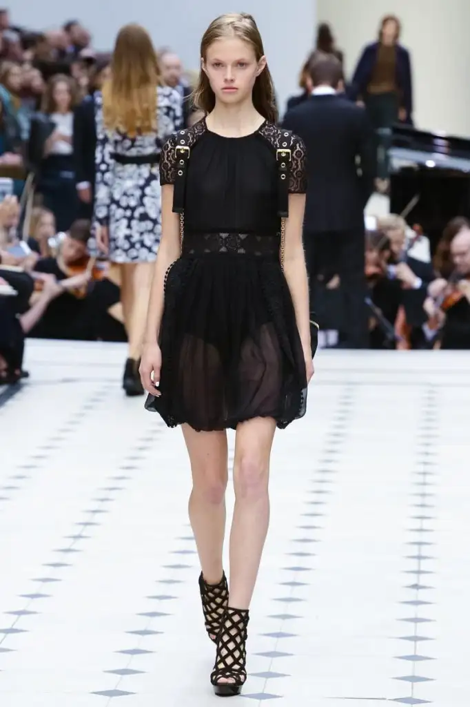 burberry-defilesi-2016-ilkbahar-yaz-15.webp