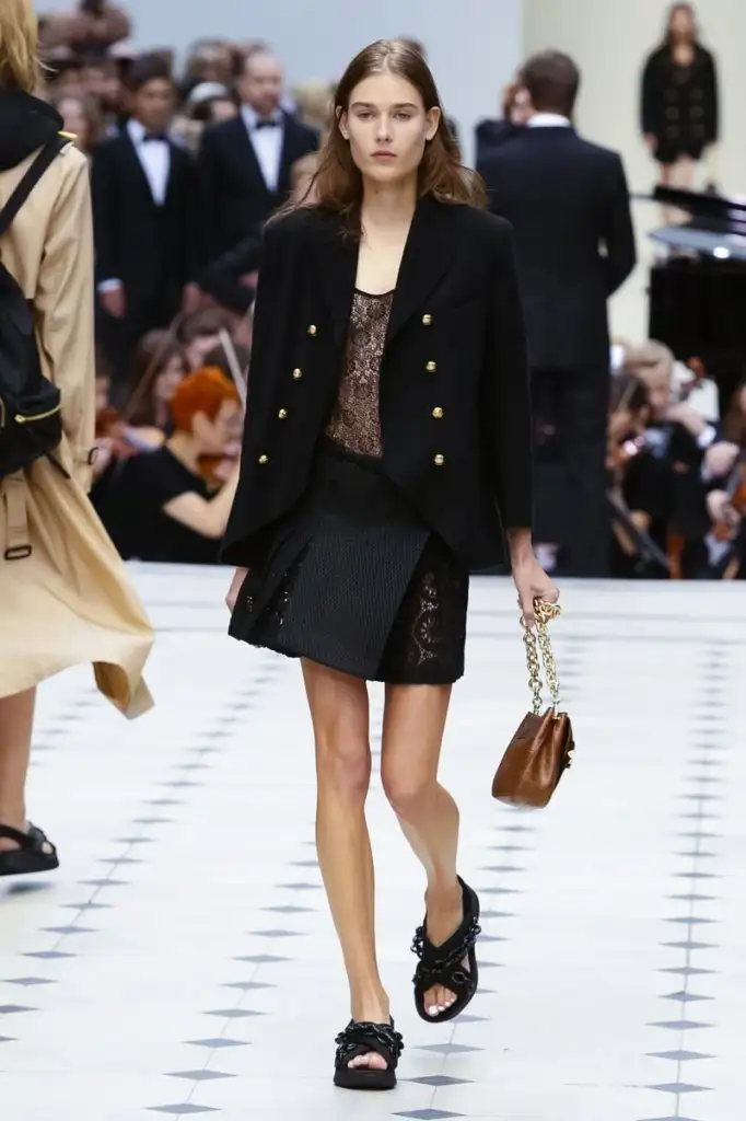 burberry-defilesi-2016-ilkbahar-yaz-16.webp