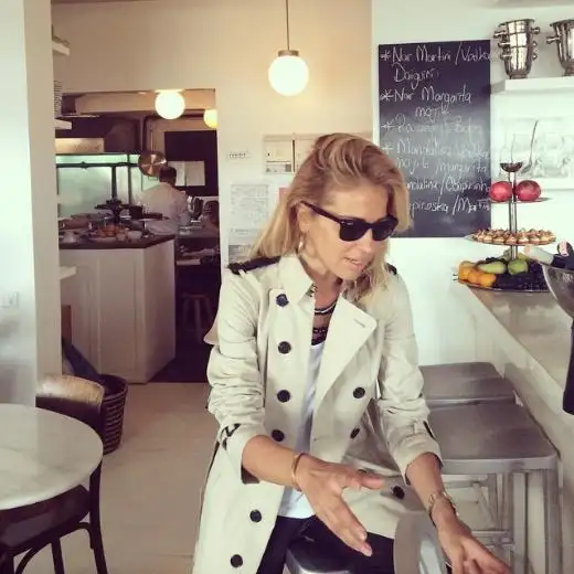 BURCU ESMERSOY Tatlı görünce elleri titreyen ben,.webp