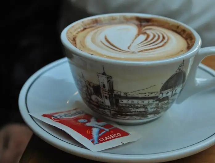 cafe-latte-cafe-de-paix-floransa-duomo-01.webp