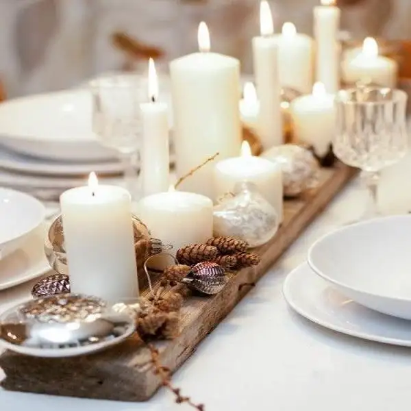 centre-de-table-bois-avec-bougies-comme-deco-noel.webp