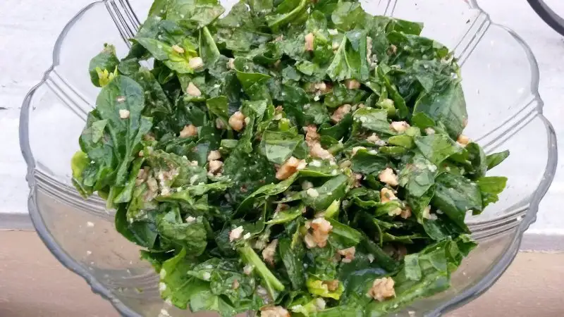 cevizli kuzu ispanak salatasi.webp
