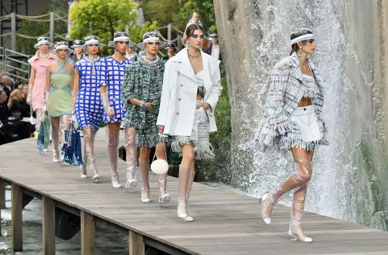 chanel-2018-yaz-koleksiyonundaki-plastik-botlari-gordunuz-mu-5ac1f61745179.webp