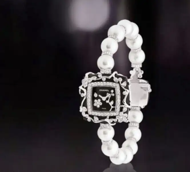 chanel-çerçeveli-saat-modeli.webp