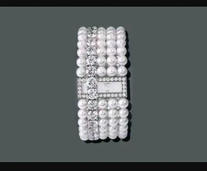 chanel-dikdörtgen-kadranlı-saat-modeli.webp
