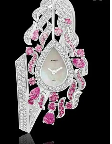 chanel-pembe-beyaz-taşlı-saat-modeli.webp