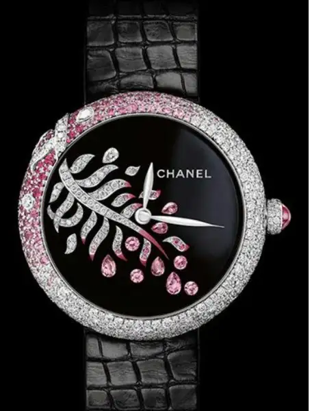 chanel-pembe-taşlı-saat-modeli.webp
