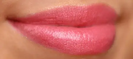 chanel-surprenante-rouge-allure-lipstick-swatch.webp