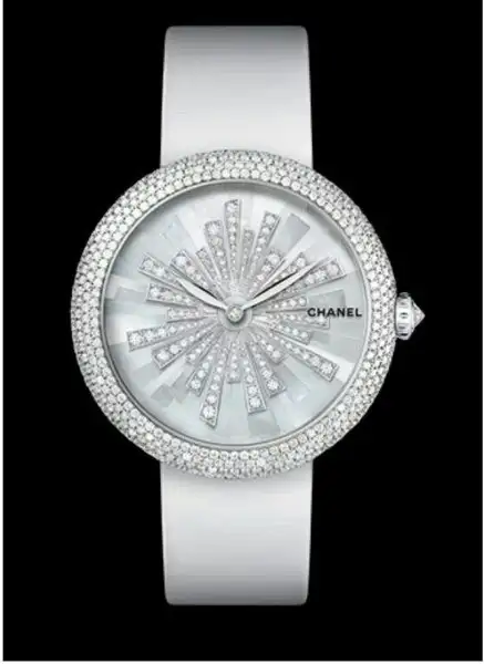 chanel-taş-detaylı-saat-modeli.webp