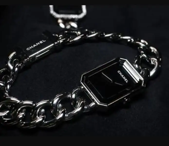chanel-zincir-kordonlu-saat-modeli.webp