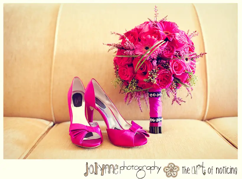 chaussures-et-bouquet-de-mariée.webp