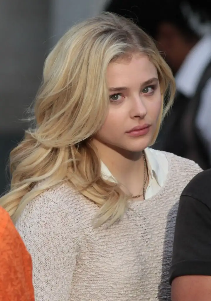 chloe-moretz-acting-on-the-set-of-brain-on-fire-in-vancouver_1.webp
