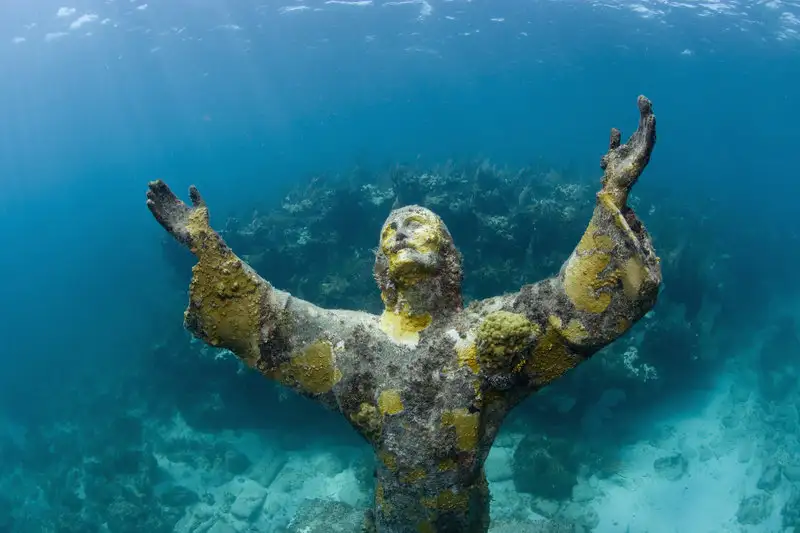 christ-of-the-abyss-heykeli-key-largo.webp