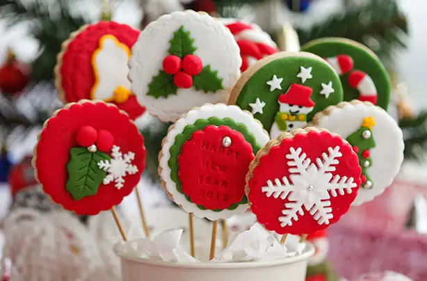 Christmas-cookies-on-sticks-recipe.webp