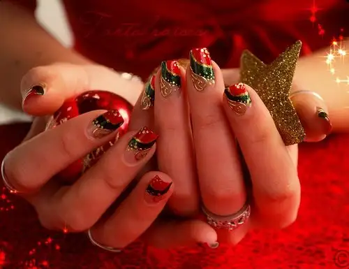 christmas-nails-1_large.webp