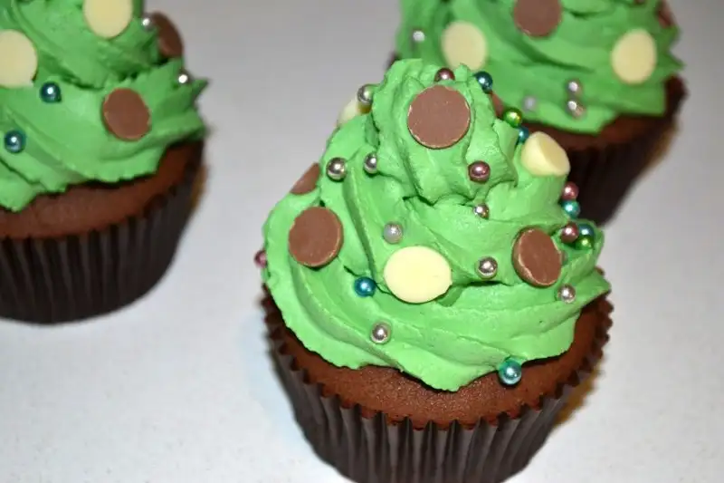 christmas-tree-chocolate-cupcake.webp