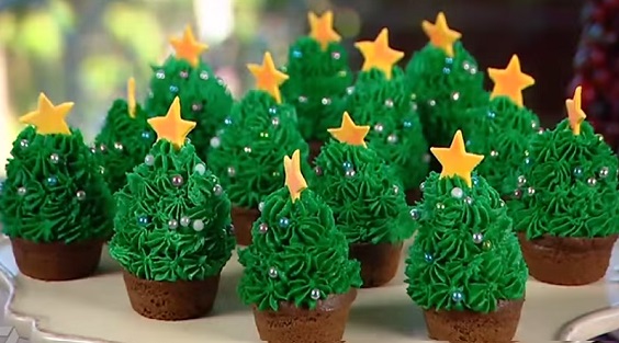 Christmas-Tree-Cupcakes-With-Strawberries-03.jpg