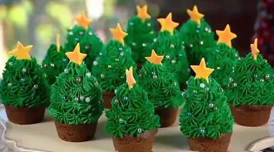 Christmas-Tree-Cupcakes-With-Strawberries-03.webp