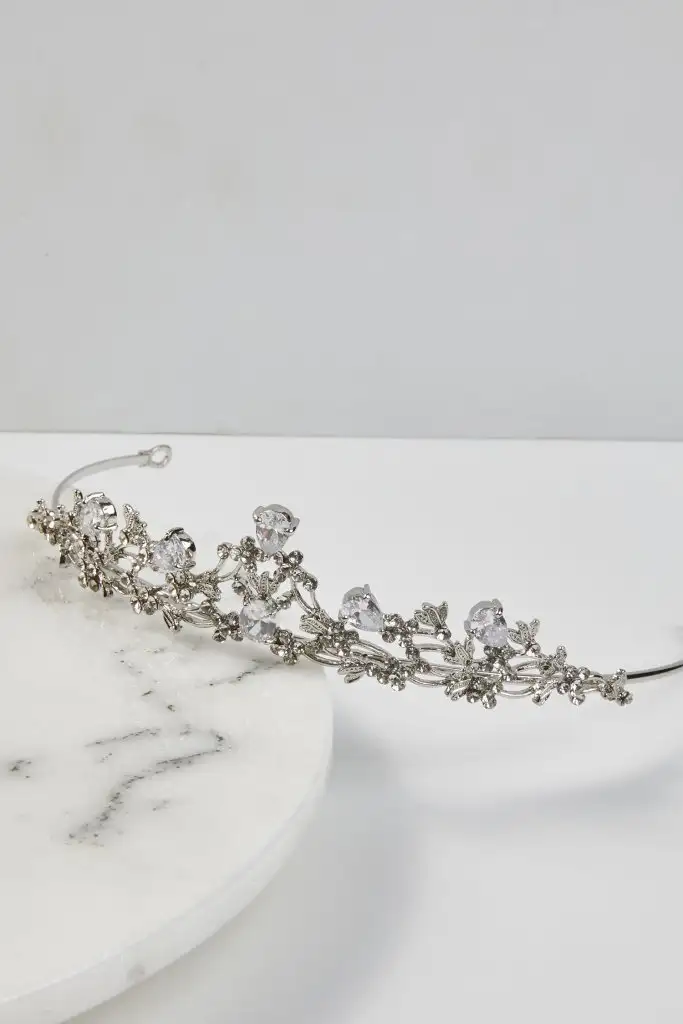 cicek-detayli-prenses-gelin-taci-gelin-taci-oleg-cassini-15685-73-B.webp