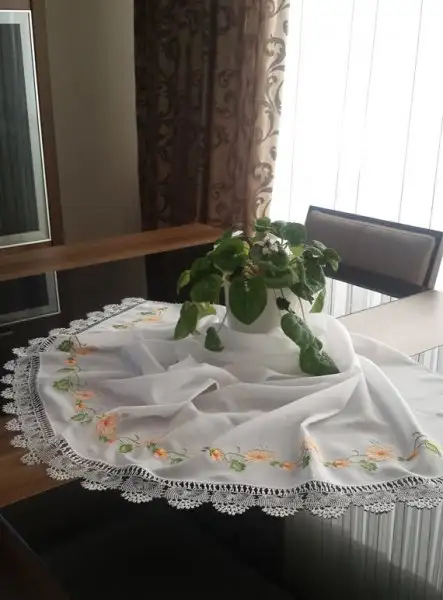 cicekli-dantel-masa-ortusu.webp