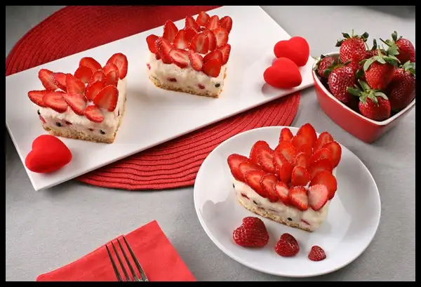 çilekli-sevgililer-günü-keki.webp