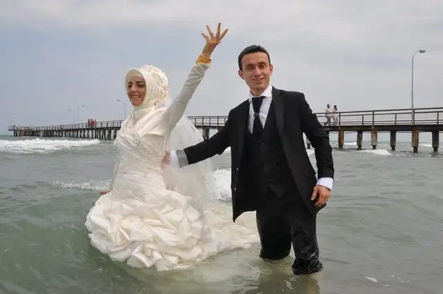 cilgin_gelin_damat_denize_girdi (3).webp