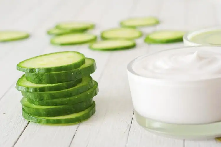 cilt_kizarlikligi_dogal_maske_salatalik_yogurt.webp
