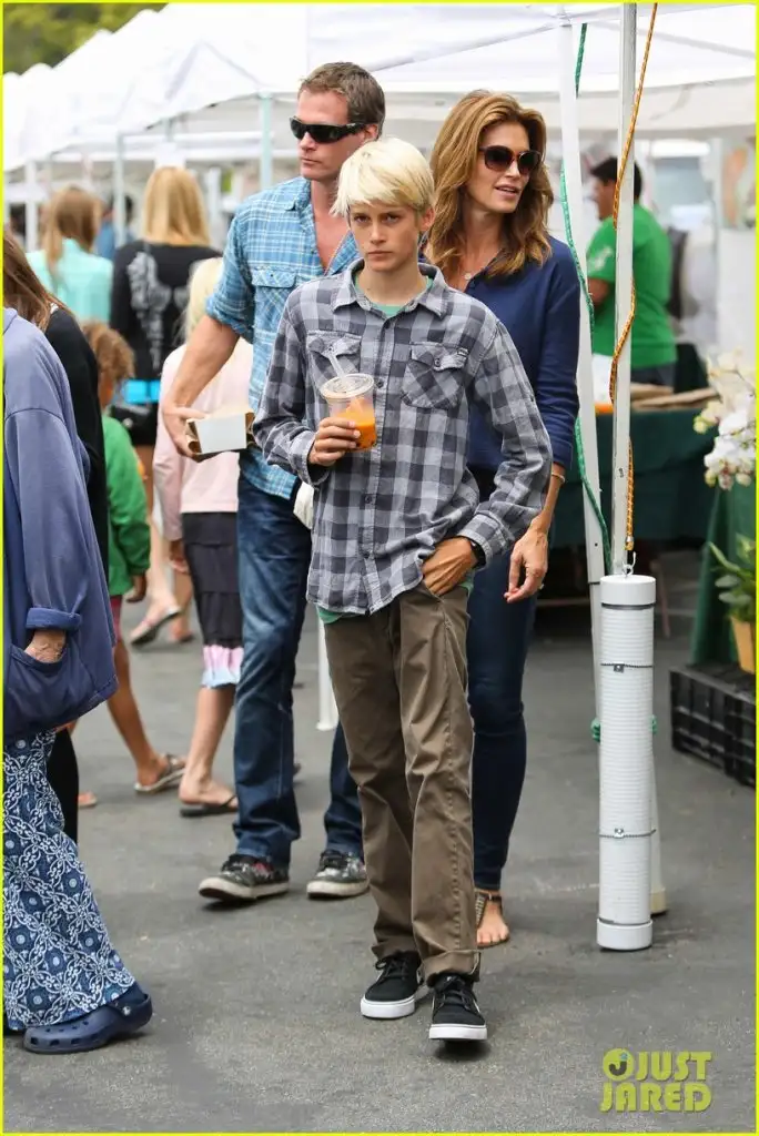 cindy-crawford-rande-gerber-farmers-market-kaia-presley-05.webp