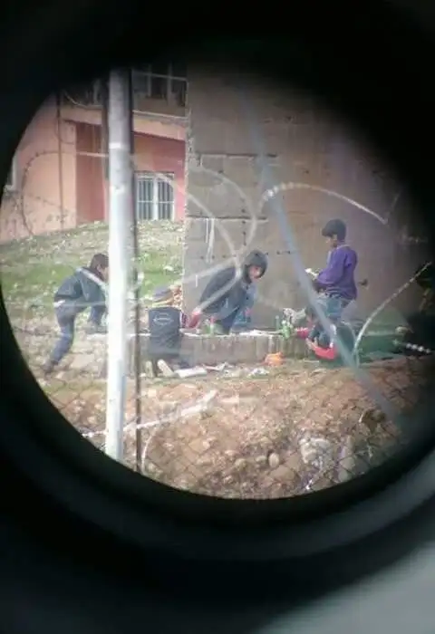 cizre-de-abilerine-molotof-hazırlayan-çocuklar_831701.webp