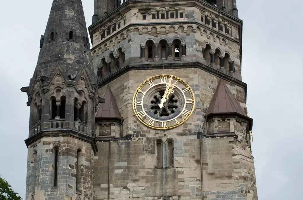 clock-tower-3859707_1280.webp