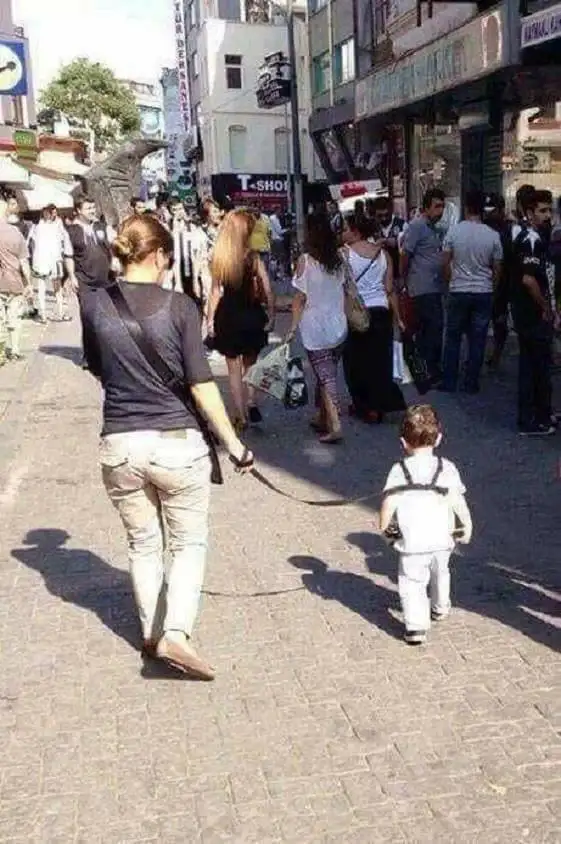 cocugu_kopek_gibi_gezdiren_anne.webp