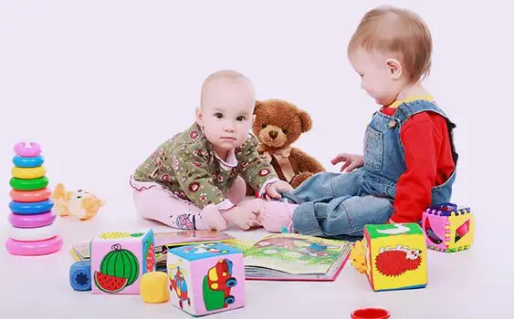 cocuklara_az_oyuncak_almak_faydalari_neler.webp
