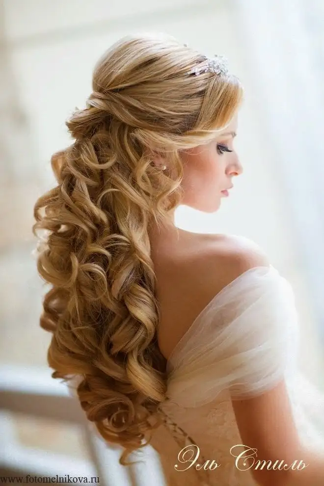 coiffure-mariee-cheveux-detaches-1-bis-ok.webp