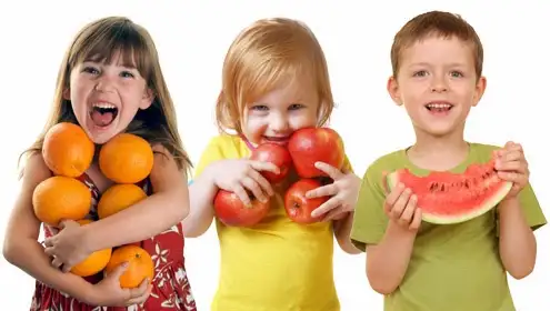 cómo hacer que los niños coman fruta.webp