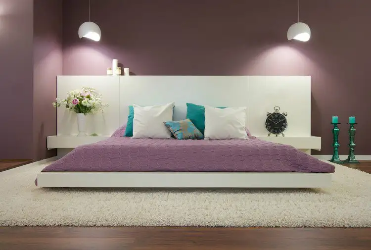 couleur-peinture-chambre-violet-t-C3-AAte-lit-blanc-tapis-shaggy.webp