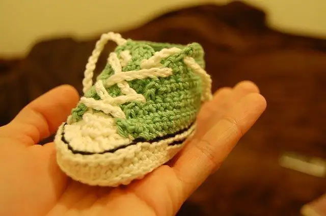 crochet-baby-converse-1.webp