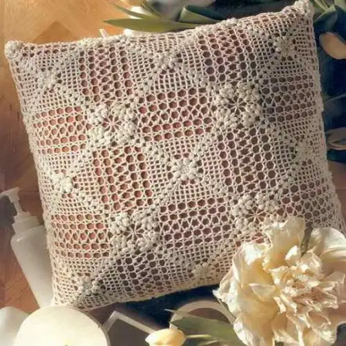 dantel-dekoratif-yastık-örnegi.webp
