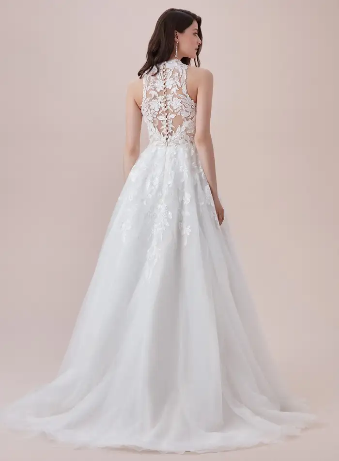 dantel-islemeli-halter-yaka-a-kesim-gelinlik-yeni-sezon-gelinlikler-oleg-cassini-collection-1...webp