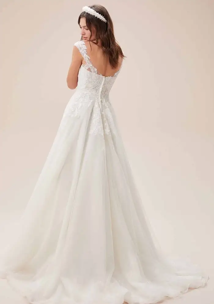 dantel-islemeli-illuzyon-yaka-ve-askili-balo-tipi-gelinlik-2022-koleksiyonu-oleg-cassini-coll...webp
