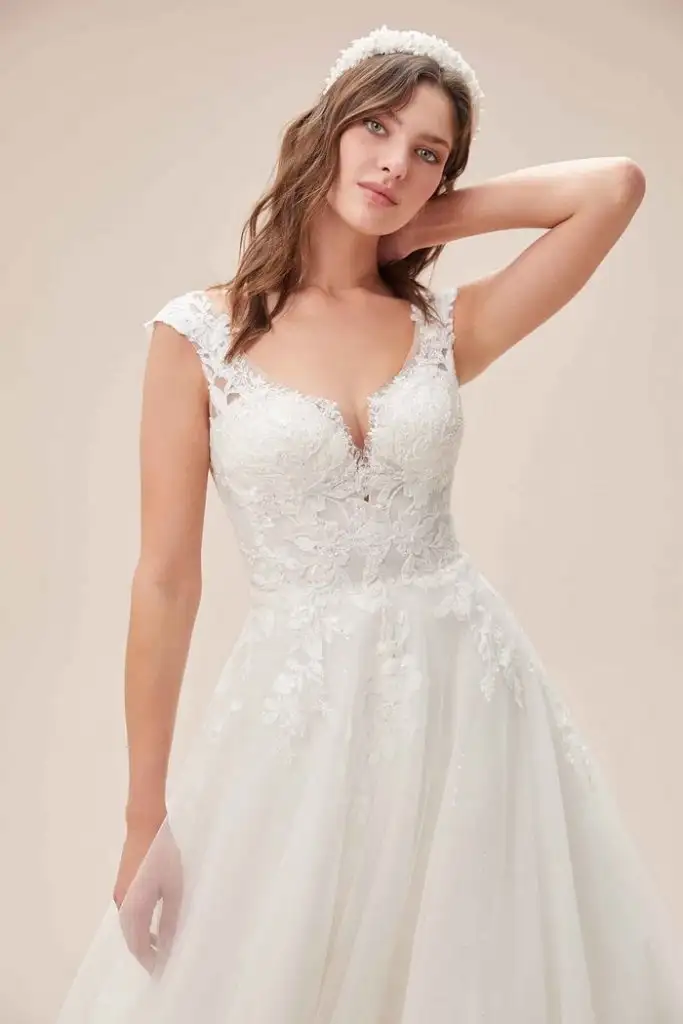dantel-islemeli-illuzyon-yaka-ve-askili-balo-tipi-gelinlik-2022-koleksiyonu-oleg-cassini-coll...webp