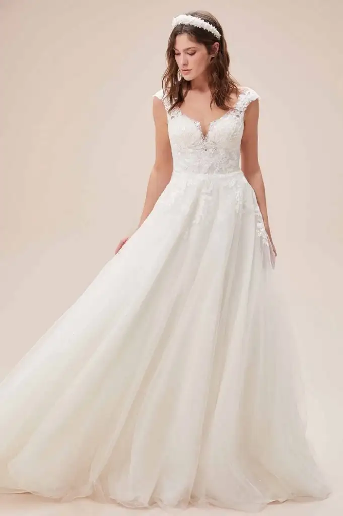 dantel-islemeli-illuzyon-yaka-ve-askili-balo-tipi-gelinlik-2022-koleksiyonu-oleg-cassini-coll...webp