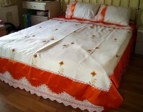dantel-islemeli-yatak-ortusu-590x463.webp