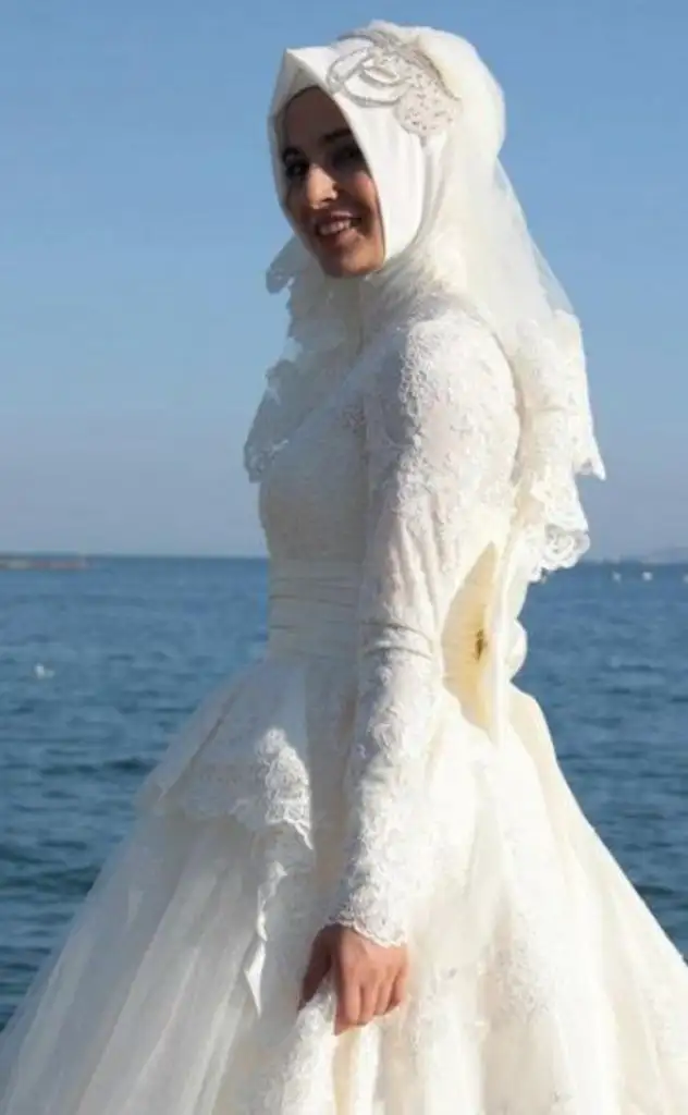 Dantelli-Tesettür-gelinlik-modelleri-2014 (1).webp