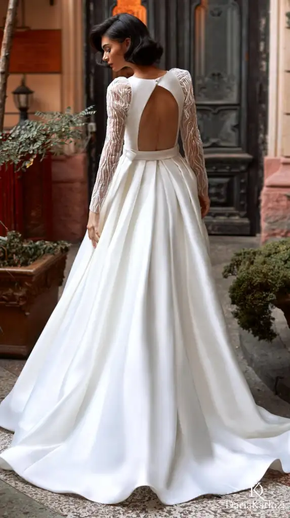 Daria-Karlozi-Wedding-Dresses-2021-08162-Warm-atmosphere-1.webp